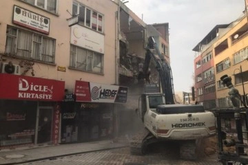 Malatya'da depremden ziyan olan bir bina daha yıkıldı