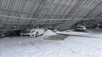 Malatya'da kar yağışı zımnında yapı çöktü, 15 araçta hasar oluştu