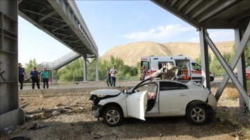 Malatya'da arabanın fevk geçide çarptığı kazada 2 isim öldü, 2 isim yaralandı