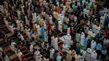 Malezya'da Ramazan Bayramı Kovid-19 salgınının arkası sıra şenlik havasında kutlanıyor