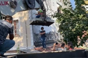 Maltepe’de komşuların ‘mantolama’ krizi: Çatıya çıkıp vinci engelledi