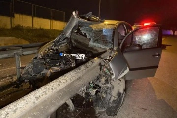 Maltepe’de otomobil bariyere ok gibi saplandı:1 yaralı