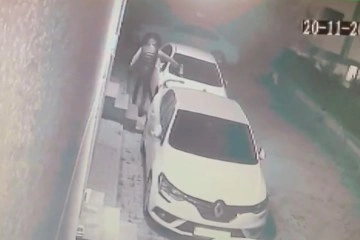 Maltepe’de park halindeki otomobile boya sökücü döküp kaçtı