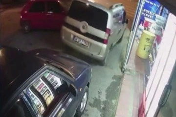 Maltepe'de virajı alamayan kadın sürücü market önündeki otomobile çarptı