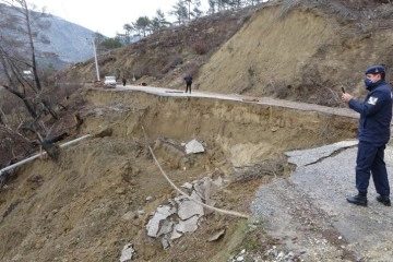 Manavgat’ta aşırı yağış heyelana sebep oldu, karayolu çöktü