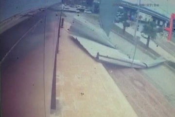 Manavgat’ta fırtına iş yerinin çatısını caddeye uçurdu