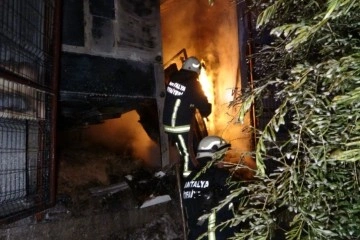 Manavgat'ta mobilya atölyesinde yangın