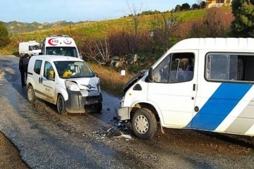 Manisa'da iki araç kafa kafaya çarpıştı: 5 yaralı