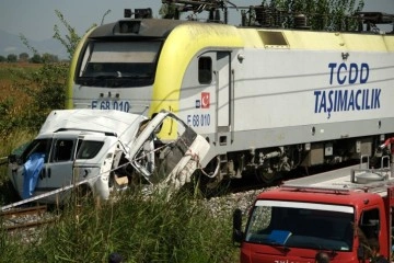 Manisa’da trenin çarptığı aracın sürücüsü öldü