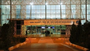 Mardin Havalimanı'nın girişine acemi adının yazıldığı afiş asıldı