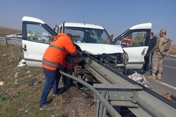 Mardin'de kamyonet bariyerlere ok gibi saplandı: 2 ölü, 3 yaralı