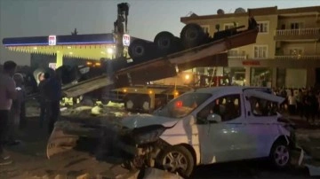 Mardin'de kaza işleyen araçlara engelleme edenlere tır çarptı, 8 isim yaşamını kaybetti