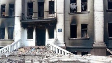 Mariupol’de bombalanan temaşa binası enkazında istirdat emekleri sürüyor