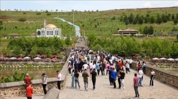 Medeniyetler şehri Mardin ve Diyarbakır turizmde şenlik bereketi yaşıyor