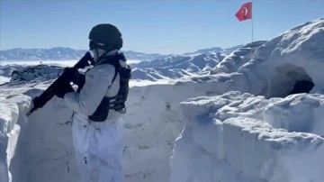 Mehmetçik, faziletli rakımlı zirvelerde kardan iglolar oluşturarak vatan nöbetine bitmeme ediyor