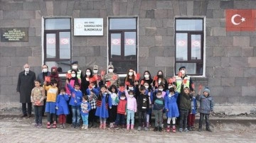 Mehmetçik'ten 2 bin 300 rakımdaki köyde fariza fail öğretmenlere şaşırtı ziyaret