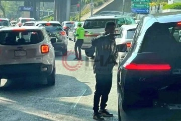 Meksika’da silahlı adam trafikteki araçları soydu