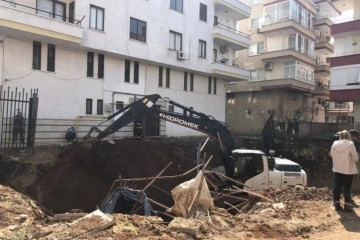 Mersin'de 4 katlı binanın girişi çöktü