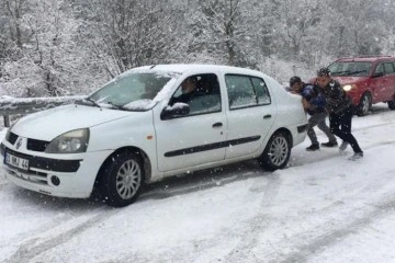 Mersin’de kar bastırdı, birçok araç mahsur kaldı