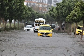 Meteoroloji'nin ‘kırmızı’ kodlu uyardığı Antalya’da 3 ilçede okullar tatil edildi
