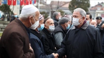Milli Savunma Bakanı Akar'a Kosova'da canlı Türklerden koyu ilgi