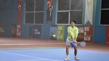 Milli tenisçi Altuğ Çelikbilek'in düşsel hayattaki önceki 100 tenisçi arasına girmek