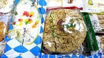 Mısır'da Mevlit Kandili kutlamaları kapsamında hazırlanmakta olan tatlılar ilahiler eşliğinde satılıyor