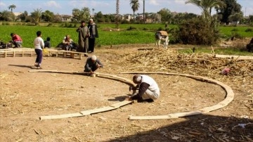 Mısır'da ekincilik arazileri dü bin yıldan derinliğine süredir anadan görme çarklarla sulanıyor