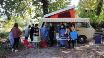 Mobil aşı ekibi 'nostaljik minibüs'le karye köylük yer dolaşıyor