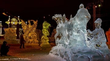 Moskova'da kar ve buz festivalini gelişigüzel gündüz yüzlerce insan görüşme ediyor