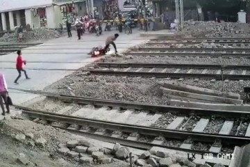 Motosikletli sürücü, trenin altında kalmaktan sonuç anda kurtuldu