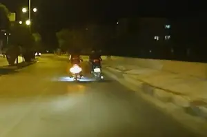 Motosikletli sürücülerin tehlikeli muhabbeti kamerada