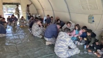 MSB'den "Mehmetçik ile depremzede çocuklar ayrımsız sofrada" paylaşımı