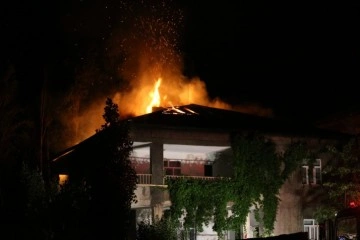 Muş’ta 2 katlı evin çatısında yangın çıktı