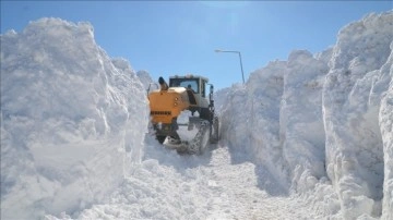 Muş'ta takımlar 5 metreye vasıl karla uğraş ediyor