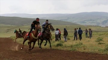 Muş'ta anadan görme köyler arası at yarışı etkinliği düzenlendi
