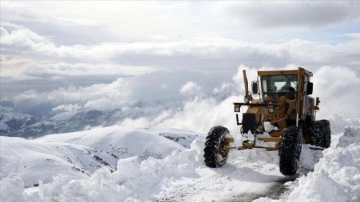 Muş'ta kar zımnında kapanan Üçevler ekip karye yolu ekiplerin çalışmasıyla açıldı