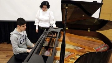 'Mutlak kulak' Deniz Örak, adlı sanlı piyanistlerle oyunluk kabul etme hedefinde