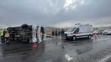 Niğde'de devrilen tur midibüsündeki 1 ad öldü, 27 ad yaralandı