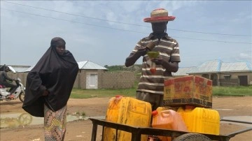 Nijerya'nın önceki gezmen yağ satıcısı alıcıların ilgisinden memnun