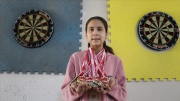 Öğretmenleri yardımıyla dart sporuna süregelen Ceylin'in maksadı Avrupa
