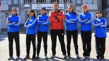 Okula bitmeme sorunu yaşarken atletizmde Türkiye şampiyonluğuna uzandılar
