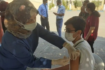 Okullarda aşı yapılan öğrenciler 15 ahit sonra derse katılabiliyor
