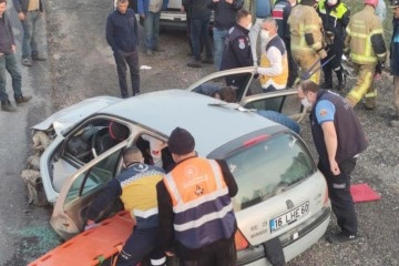 Önündeki kazadan dolayı yavaşlayan minibüse otomobil çarptı: 7 yaralı