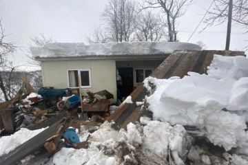 Ordu’da kar ağırlığına dayanamayan balkon çöktü: 1 yaralı