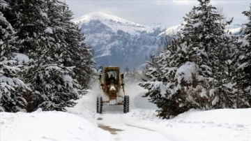 Orta ve Doğu Karadeniz'de kar dolayısıyla 946 yerleşimin yolu kapandı