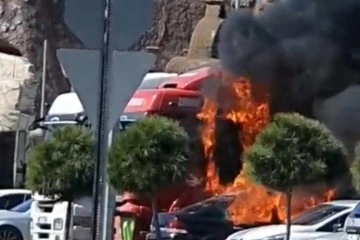 Osmaniye’de park halindeki otomobil alev alev yandı