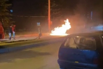 Otomobil alev alev yandı, sürücü sonuç anda kurtuldu