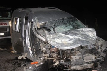 Otomobil ile hafif ticari araç çarpıştı: 2 ölü, 3 yaralı
