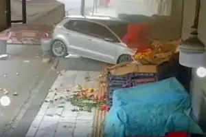 Otomobil sürücüsü manav dükkanına daldı